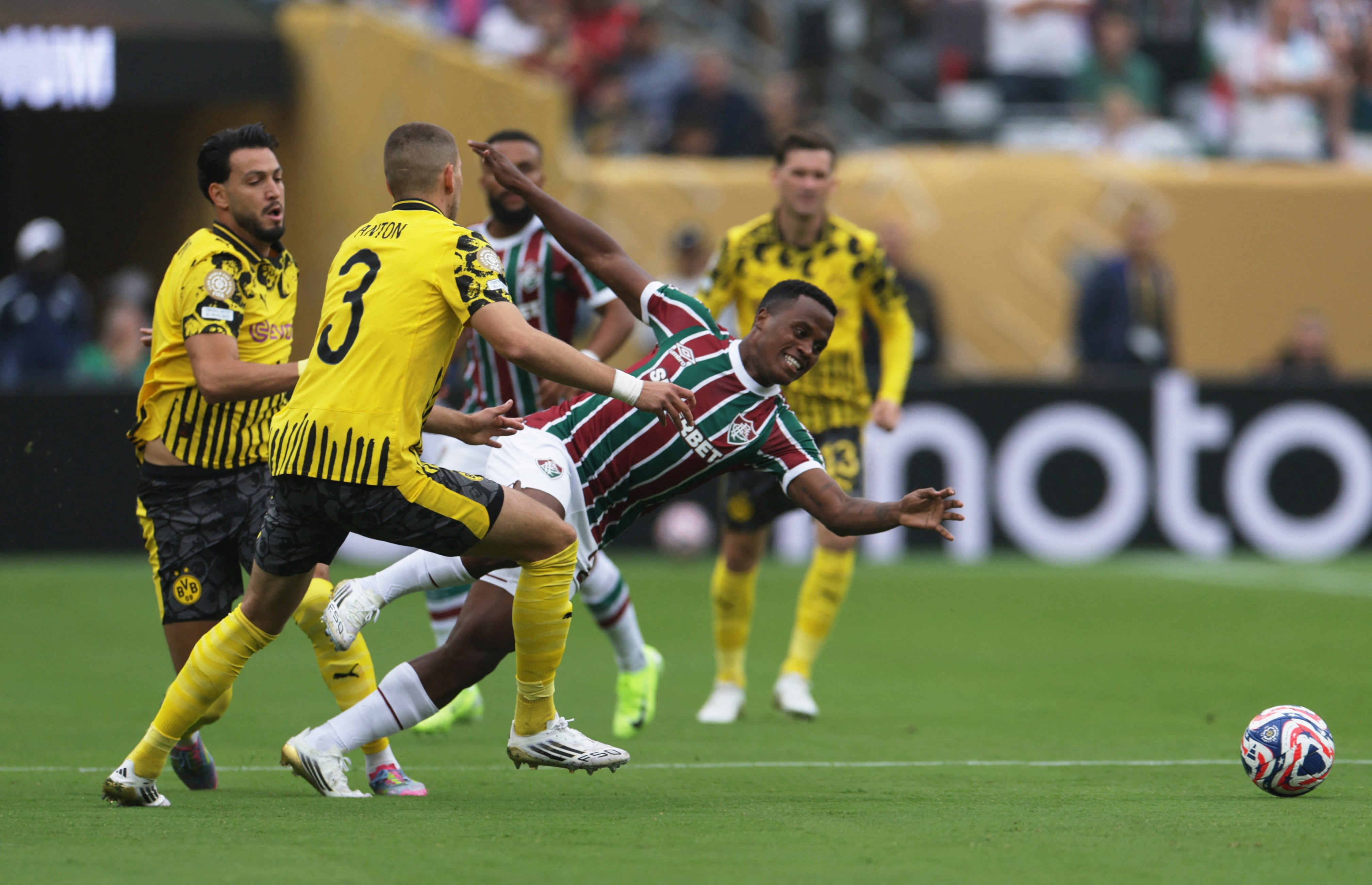 Waldemar Anton y Ramy Bensebaini del Borussia Dortmund marcando a Jhon Arias de Fluminense en el partido debut del Mundial de Clubes-crédito Jeenah Moon/REUTERS