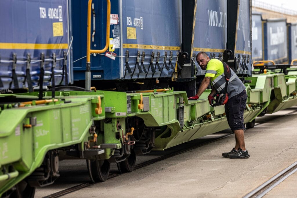 Así funciona la primera autopista ferroviaria de España: “Los camiones llegan de Italia a Madrid en barco y tren sin pisar la carretera”