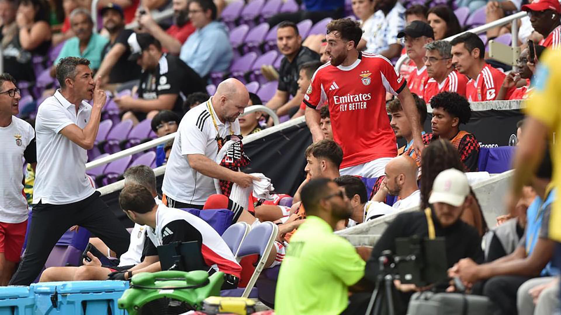El futbolista intentó marcharse del campo 