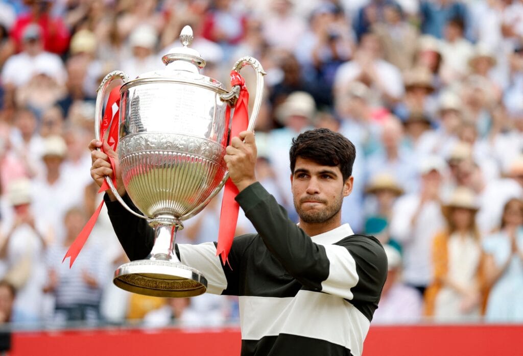 Alcaraz culmina otro desfile ante Lehecka y triunfa de nuevo en Queen’s