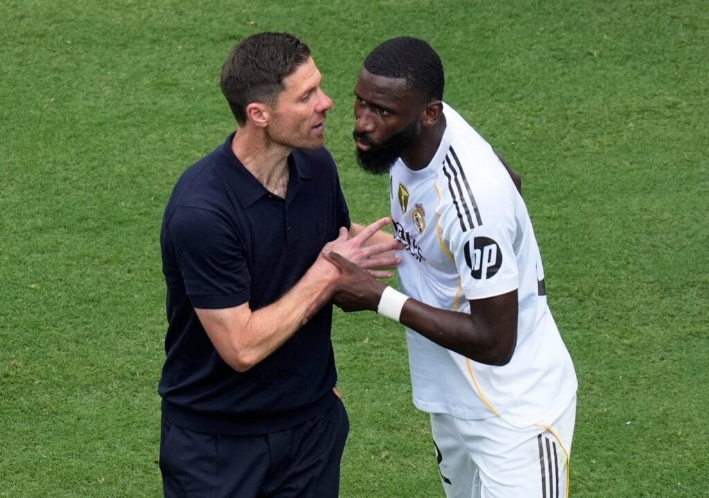 Xabi Alonso valora la “inteligencia” del Madrid y le lanza otro aviso a Raúl Asencio