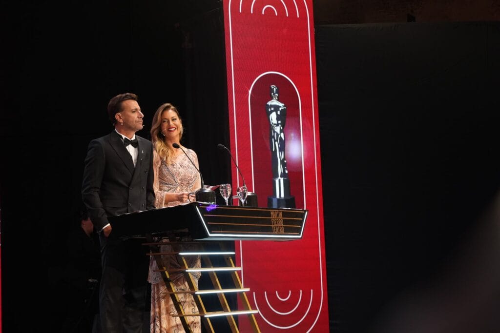 Martín Bossi y Karina Mazzocco fueron los conductores de la ceremonia de entrega de los Martín Fierro de Teatro