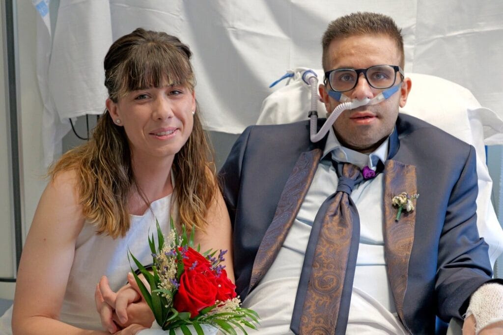 La mañana en la que Javier y Esther se dieron el ‘sí quiero’ en la UCI del Hospital Gregorio Marañón