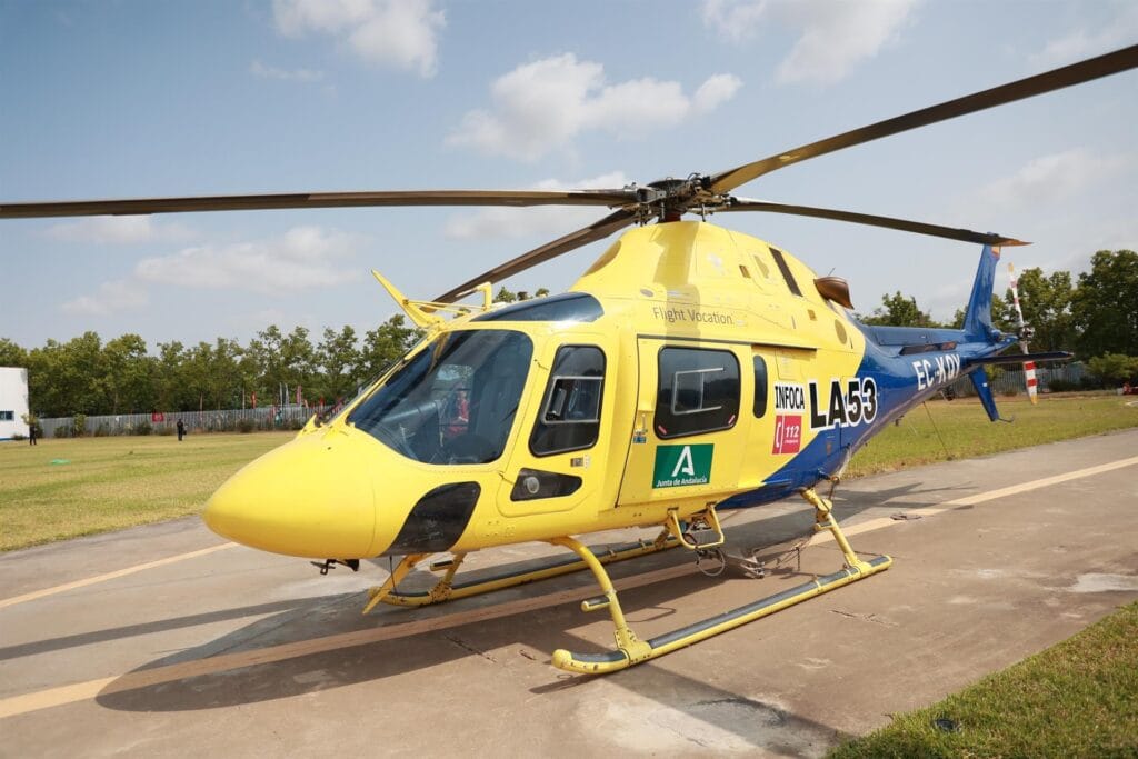 Un total de ocho medios aéreos desplegados en un incendio forestal declarado en un paraje de Beas