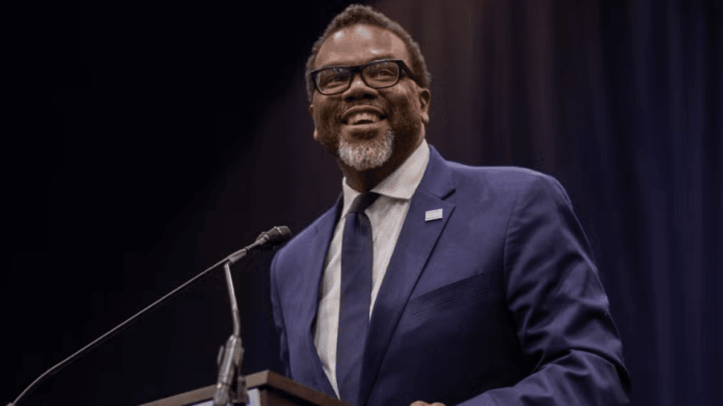 Acusan al alcalde de Chicago de implementar contrataciones basadas en criterios raciales