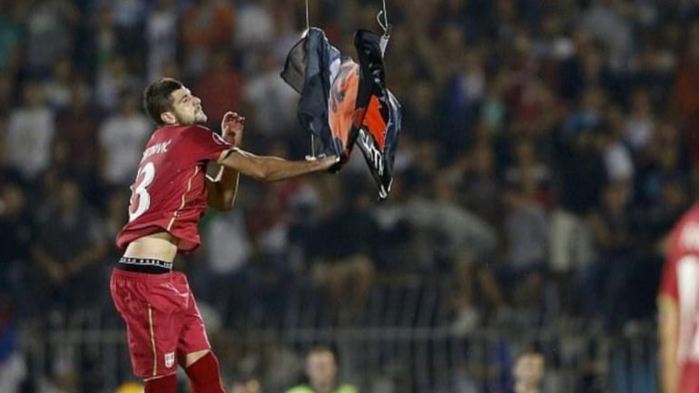 Mitrovic derriba la bandera que portaba el dron