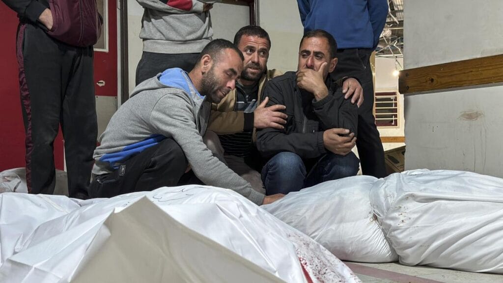 Ataque israelí contra desplazados en el sur de Gaza deja al menos 16 muertos