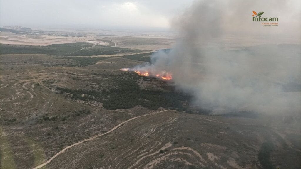 Efectivos de la UME y de Castilla-La Mancha combaten un incendio en el campo de maniobras de Chinchilla