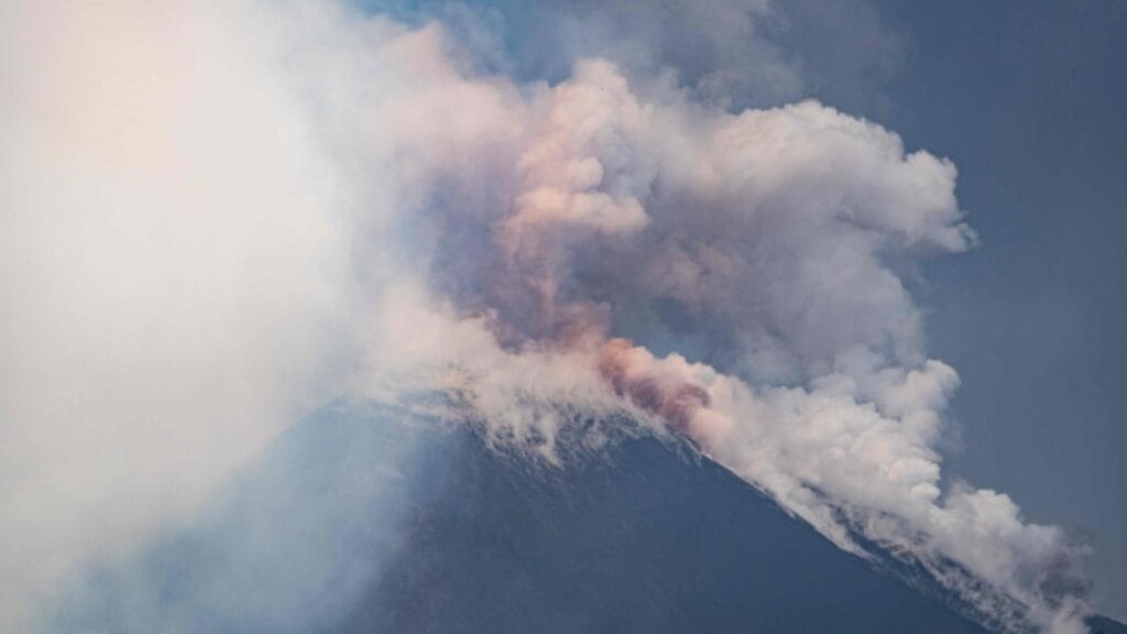 El monte Etna arroja una enorme nube de cenizas, rocas y gases