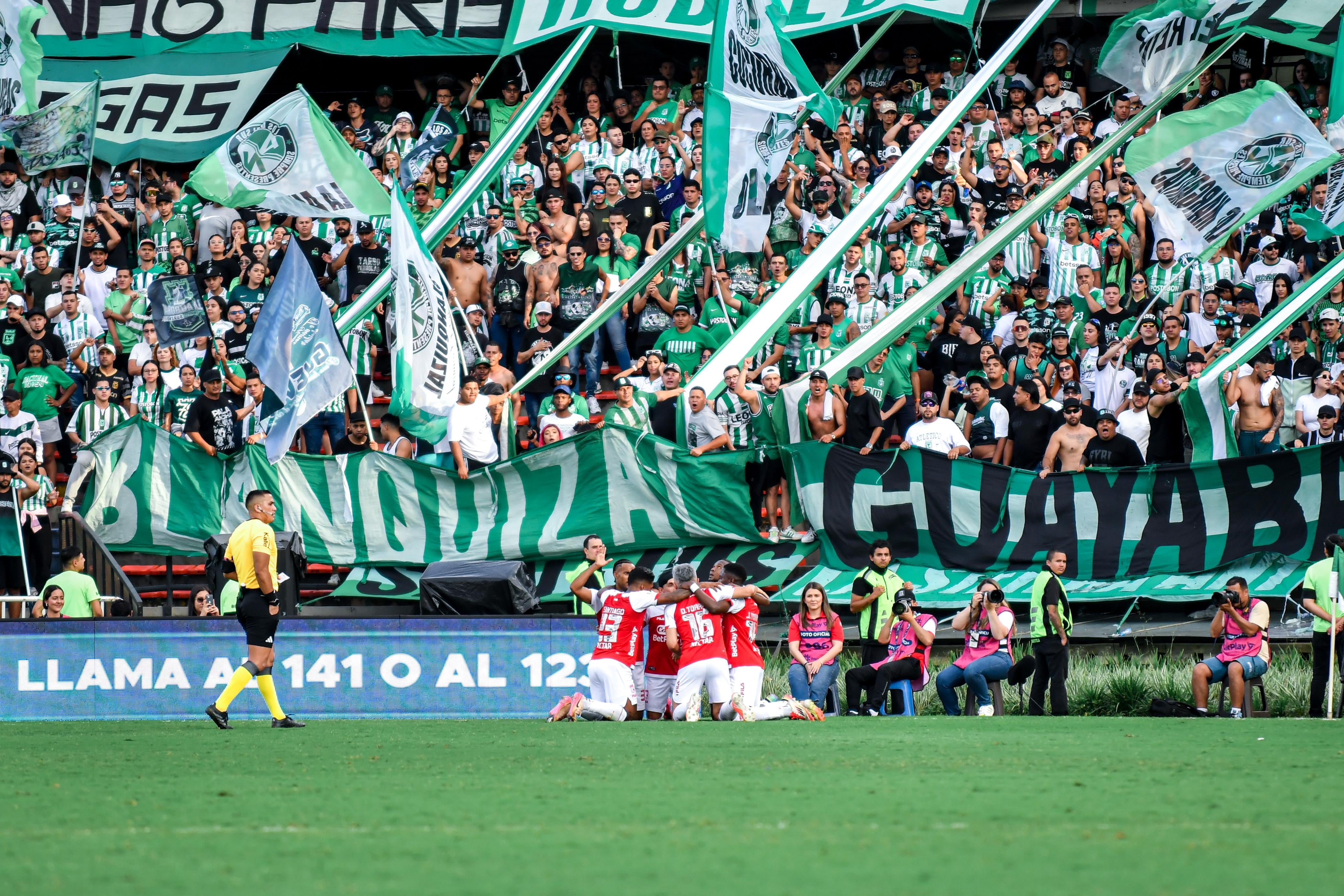 Independiente Santa Fe celebra uno de los dos goles que le dieron la victoria contra Atlético Nacional en el Atanasio Girardot - crédito Colprensa