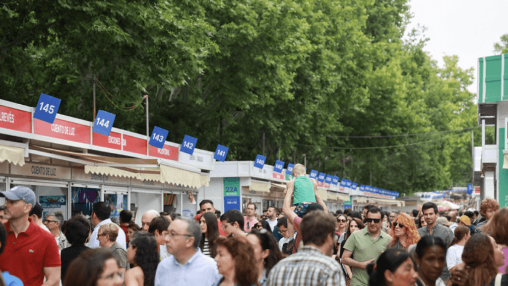 La Feria del Libro de Madrid recupera la normalidad celebrando a Vargas Llosa, tras ser clausurada el primer día