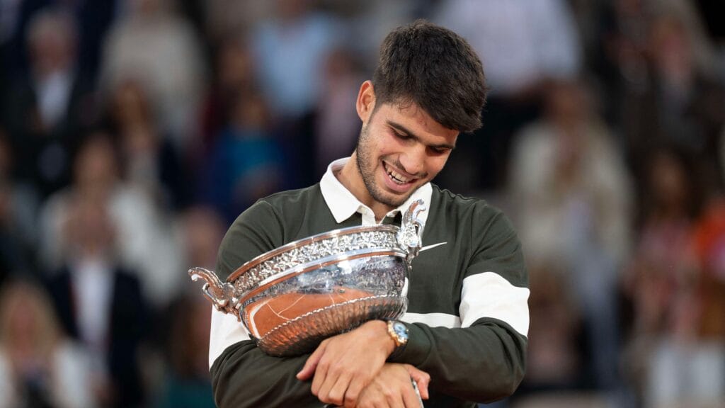 El español Carlos Alcaraz posa con el trofeo tras ganar la final individual masculina contra el italiano Jannik Sinner en el estadio Roland Garros. (Susan Mullane-Imagn Images).