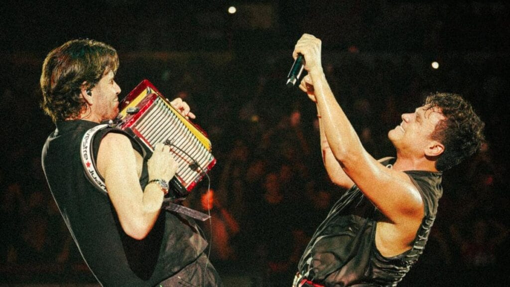 Silvestre Dangond y Juancho de la Espriella iluminaron con rojo la casa del vallenato