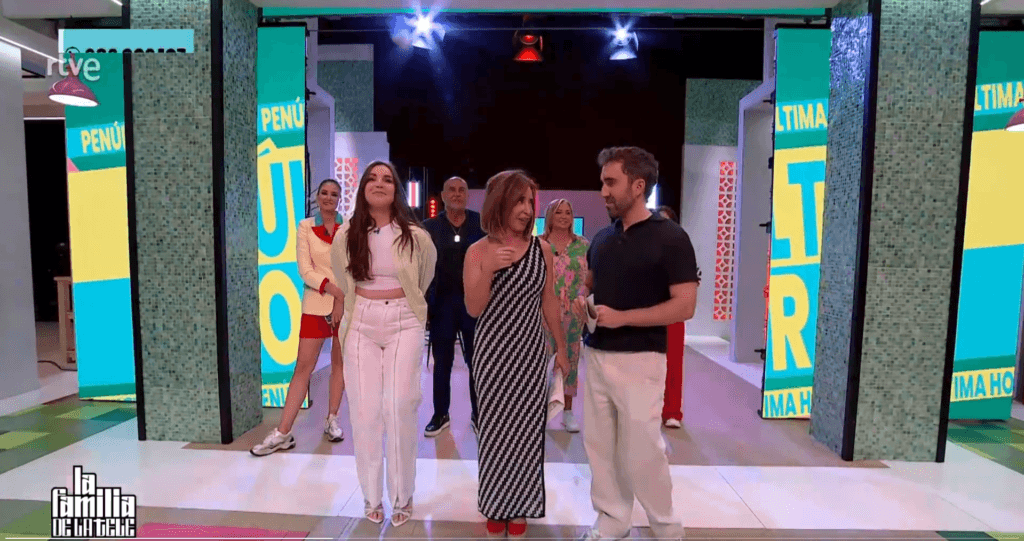 ‘La familia de la tele’ se despide en directo de las tardes de La 1: “¡Ahora nos vamos a cobrar el paro con vuestros impuestos!”