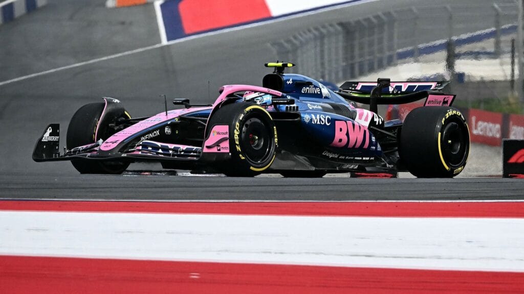 Franco Colapinto está sacando a relucir su manejo sobre un auto con escasa competitividad (Photo by Joe Klamar / AFP)