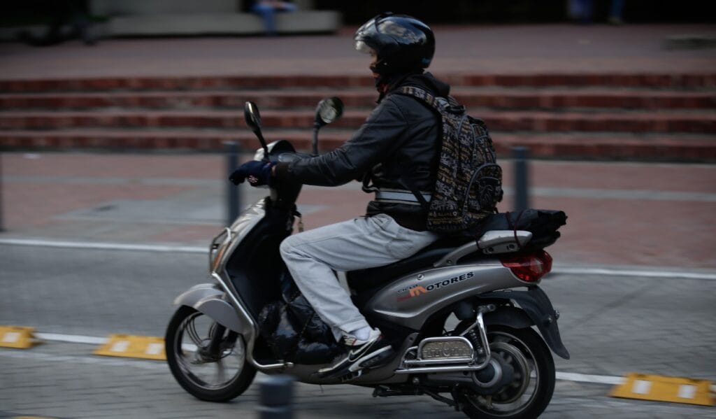 Moto eléctrica en la ciclorruta