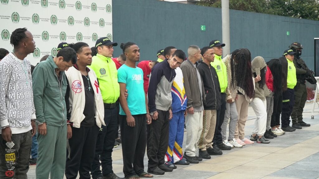 Fueron en total 40 presuntos integrantes de las organizaciones criminales que se dedicaban al tráfico de drogas y armas en la capital colombiana - crédito Alcaldía de Bogotá