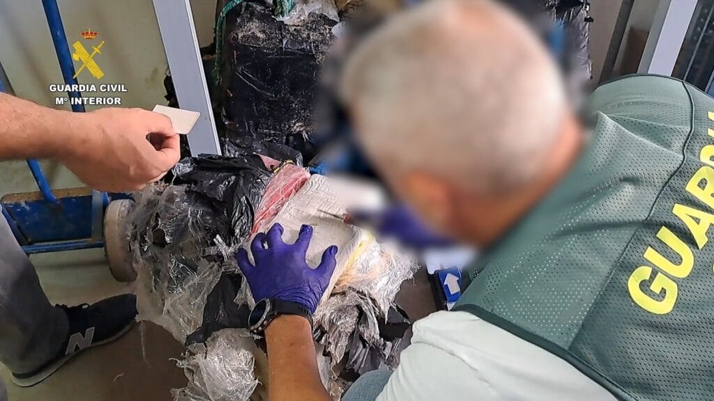La Guardia Civil frustra un alijo de cocaína en la costa de Barbate