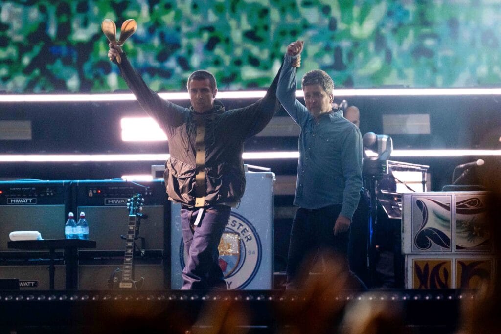 Los Gallagher salen de la mano y ofrecen un sensacional concierto en la primera fecha de Oasis