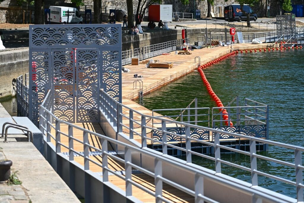 París reabre al nado partes del río Sena por primera vez en más de un siglo