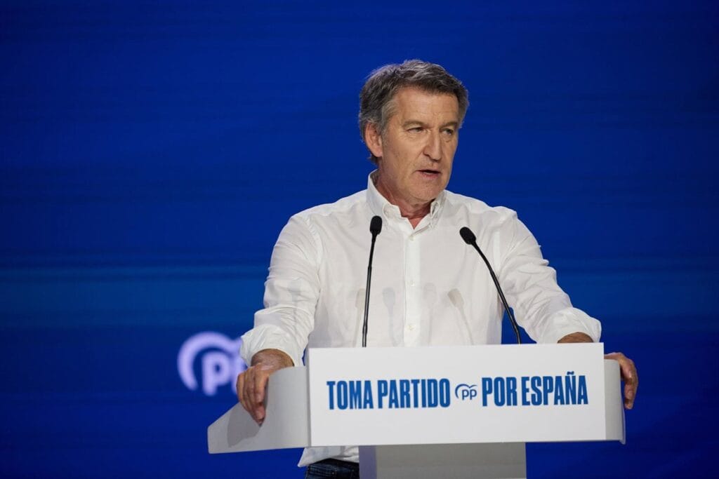Feijóo apuesta por centralidad y presenta su manual de decencia con aviso a Sánchez y PSOE: "¡Los vamos a arrasar!"