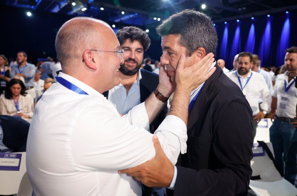 Mazón saca pecho tras el congreso del PP, pero el público no olvida y pide su dimisión en un concierto de Rigoberta Bandini