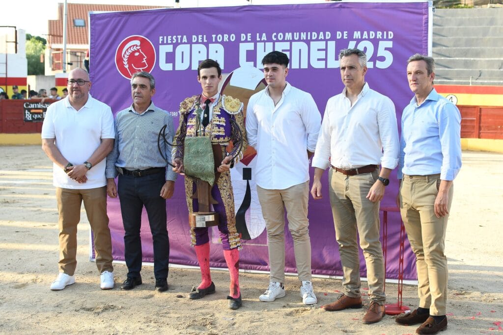 Sergio Rodríguez, con el trofeo que le reconoce como triunfador de la Copa Chenel 2025.