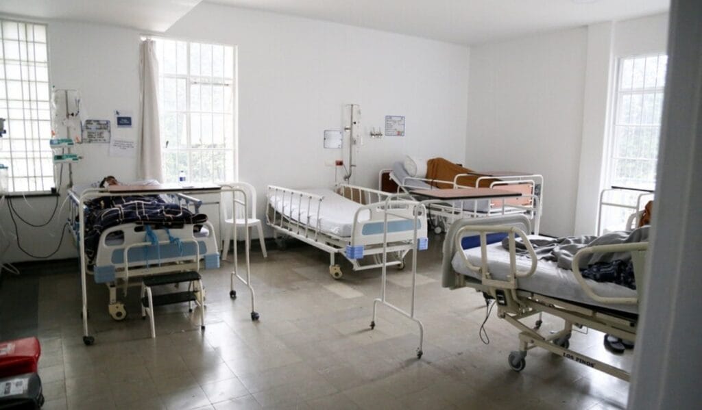 Gobernadores advierten crisis en hospitales públicos por deudas de las EPS