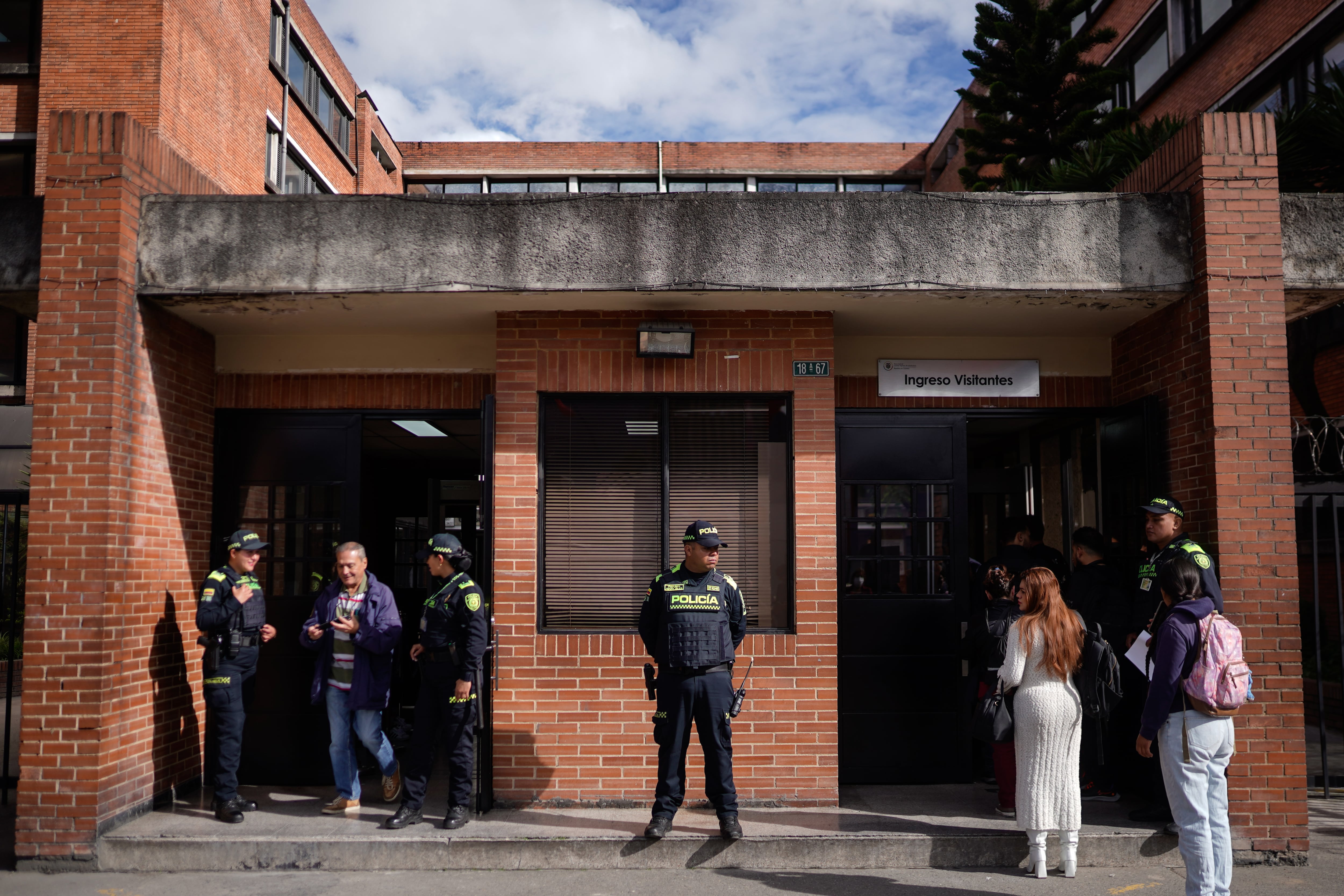 Policías implementan un esquema de seguridad en el Complejo Judicial de Paloquemao.