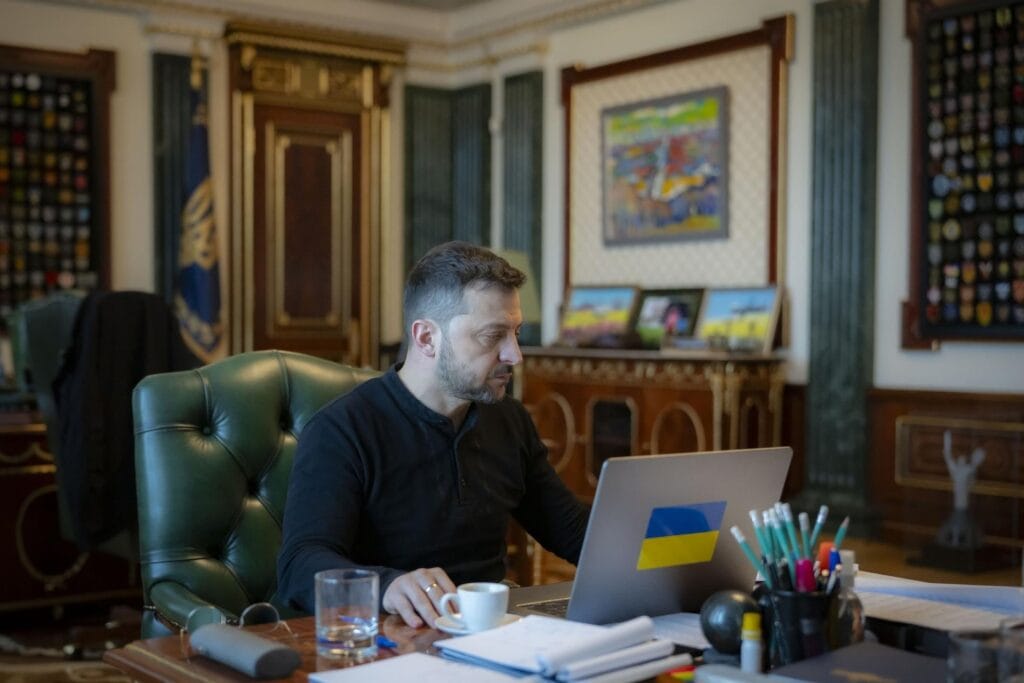 Zelenski confirma que EEUU ha reanudado el envío de ayuda militar a Ucrania