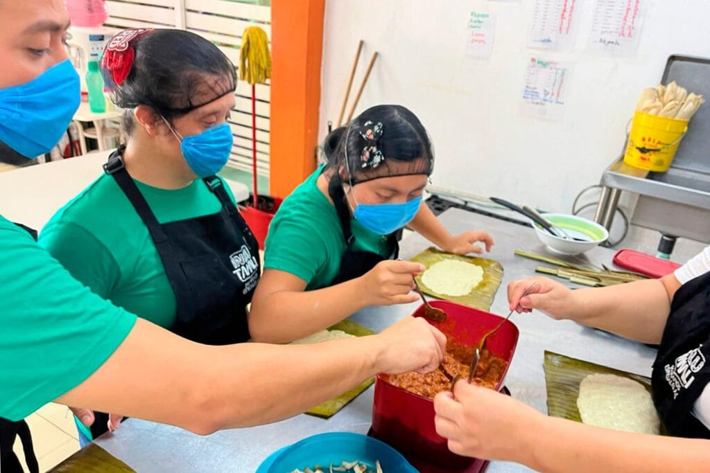 La escuela que abre puertas a empleados con discapacidad en el Caribe mexicano