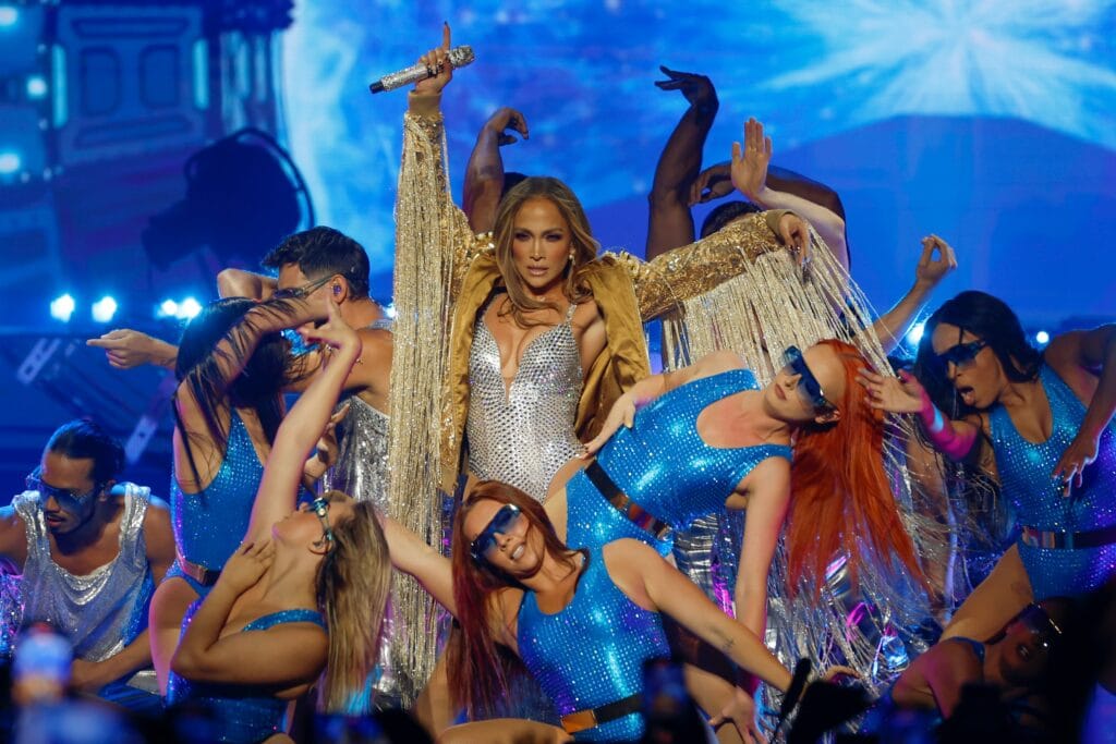 Rockera, cabaretera, sexy y hasta flamenca: Jennifer López reclama en Madrid su trono en el olimpo del pop mundial