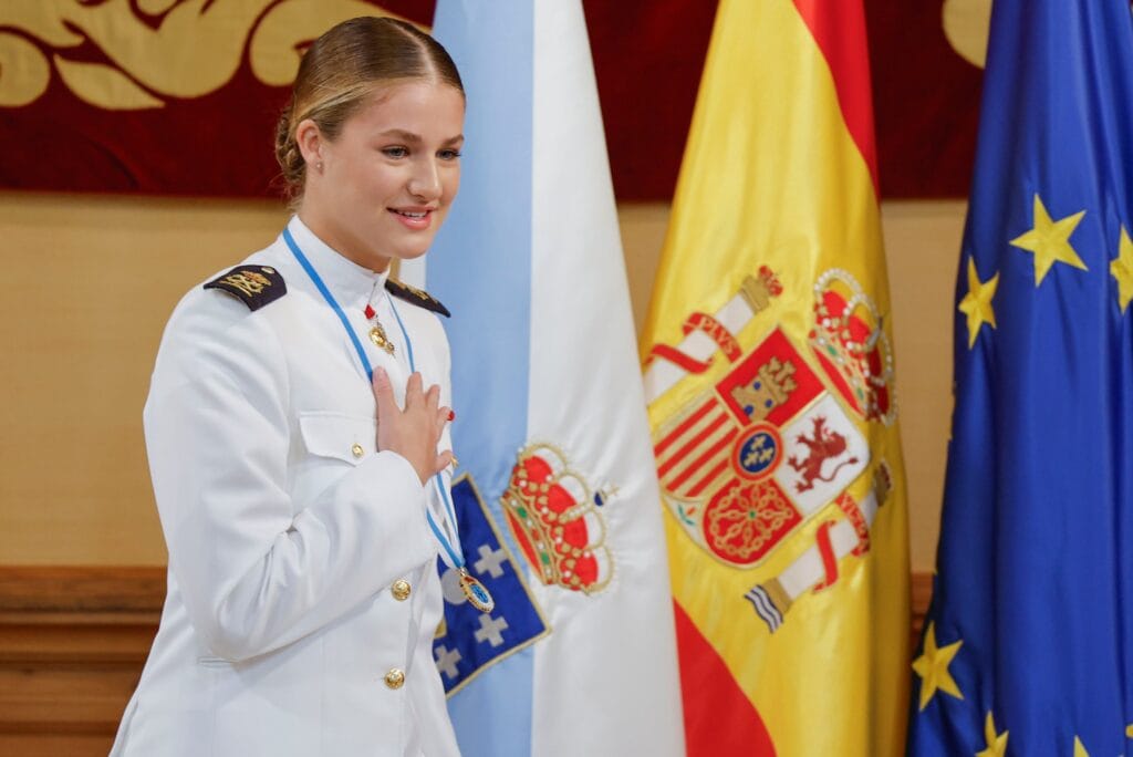 La princesa Leonor recibe honores en Galicia en medio de la bronca política