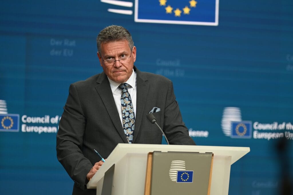 Bourbon, aviones Boeing y automóviles: la lista de productos de EE UU con los que la UE prevé responder al golpe arancelario de Trump