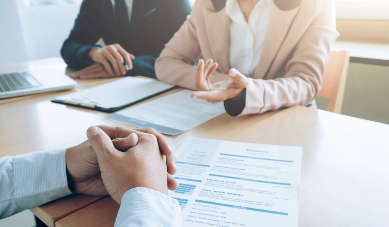 La modalidad de jornada laboral por turnos sucesivos está definida en el literal c del artículo 161 del Código Sustantivo del Trabajo (CST).