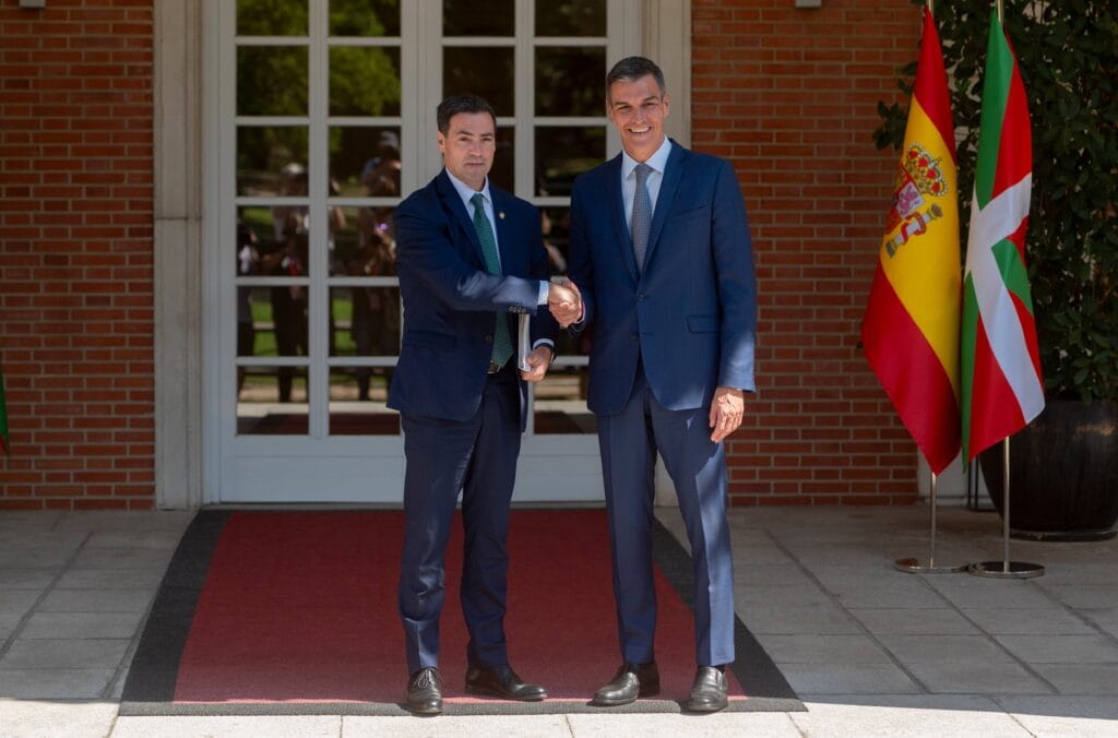 Sánchez y Pradales engrasan su alianza con el avance en la gestión de prestaciones no contributivas en Euskadi