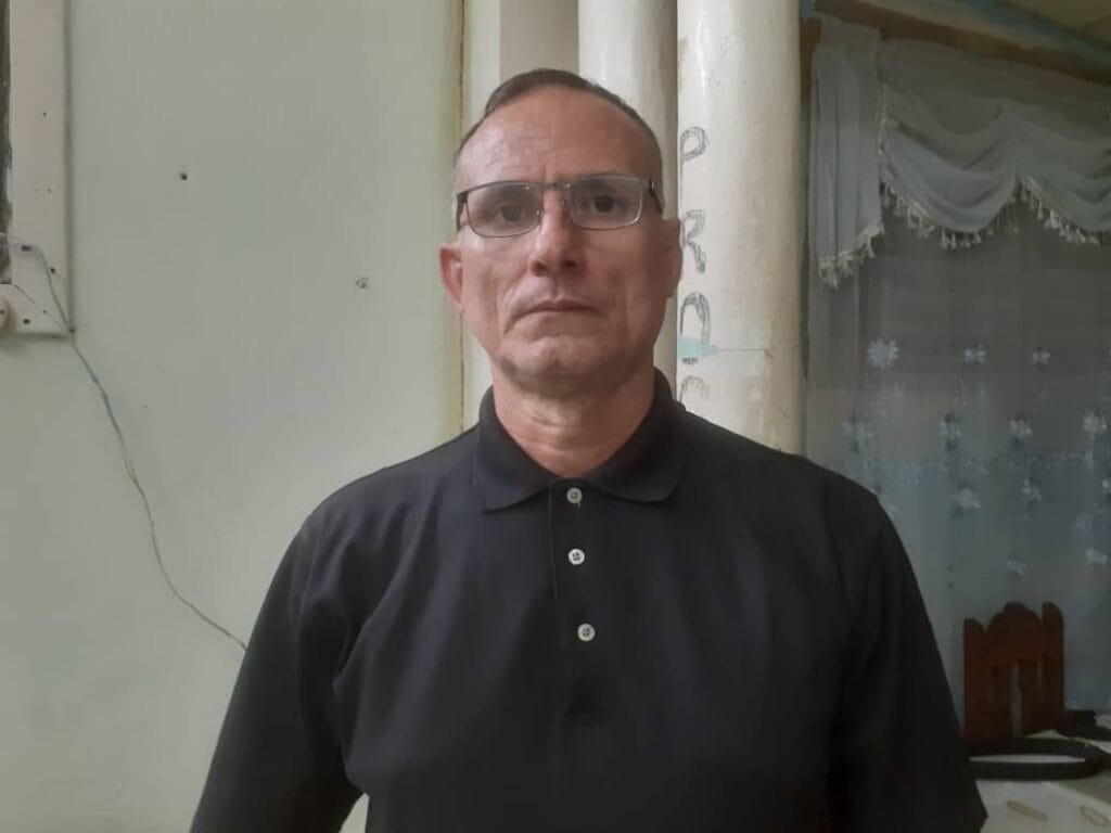 José Daniel Ferrer en su casa de Santiago de Cuba, el 16 de enero de 2025, horas después de su liberación.