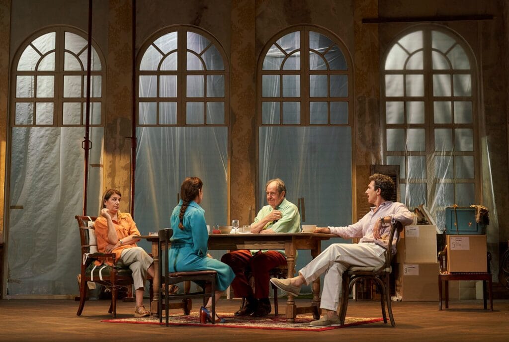 Las críticas de teatro de la semana: Roald Dahl antes de la era de la cancelación y una parodia cantada de las ‘Cronicas de Indias’