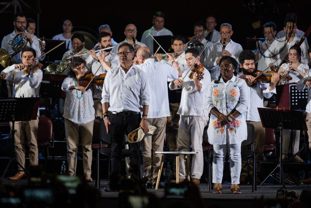 Los violines de los niños de Colombia quedan en medio de la cruzada de Gustavo Petro contra los abusos del sector privado