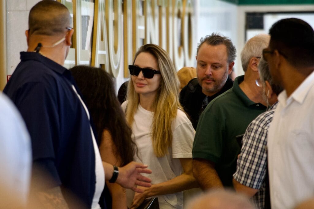 Un lechero, Catemaco y un polémico viaje en helicóptero: Salma Hayek y Angelina Jolie se pasean por Veracruz