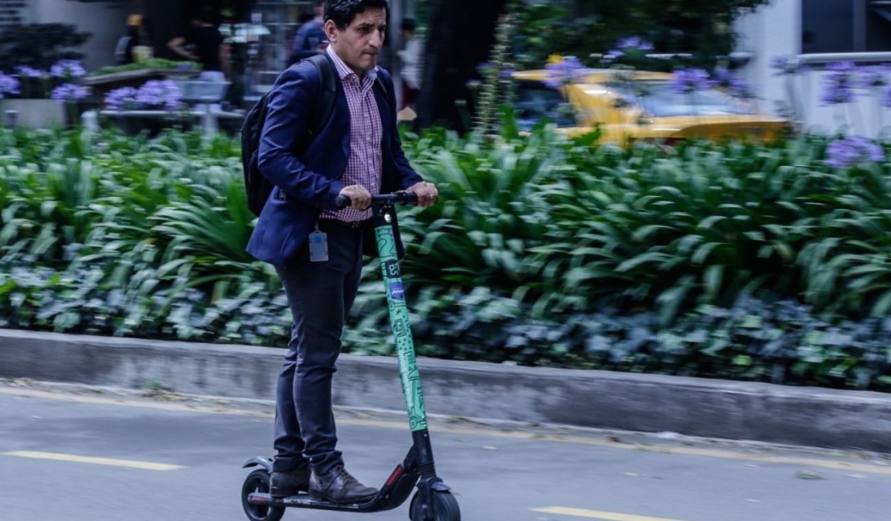 Durante el horario comprendido entre las 6:00 p.m. y las 6:00 a.m., es obligatorio el uso de casco, luces delanteras y traseras, y prendas reflectivas. 