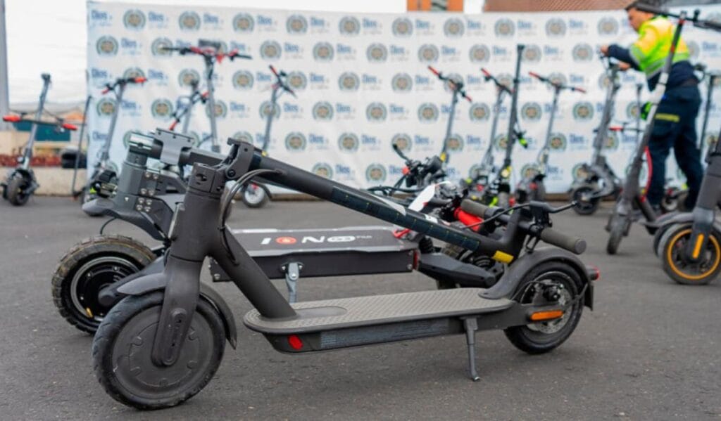 Además, el uso de la patineta debe ser individual. Transportar a otra persona está prohibido, sin importar si se trata de un adulto, un menor o un pasajero ocasional.