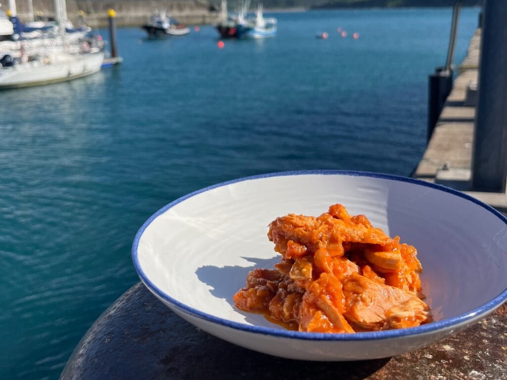 El guiso de bonito, junto al mar de Asturias.