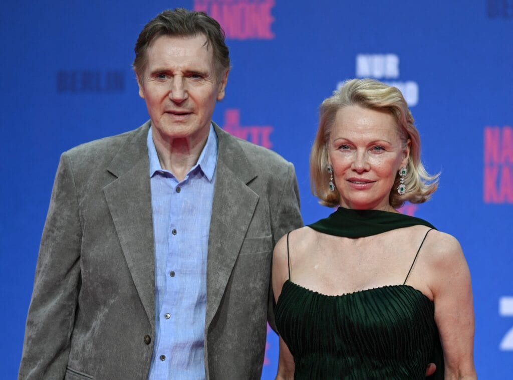 Pamela Anderson y Liam Neeson, pareja sorpresa del verano