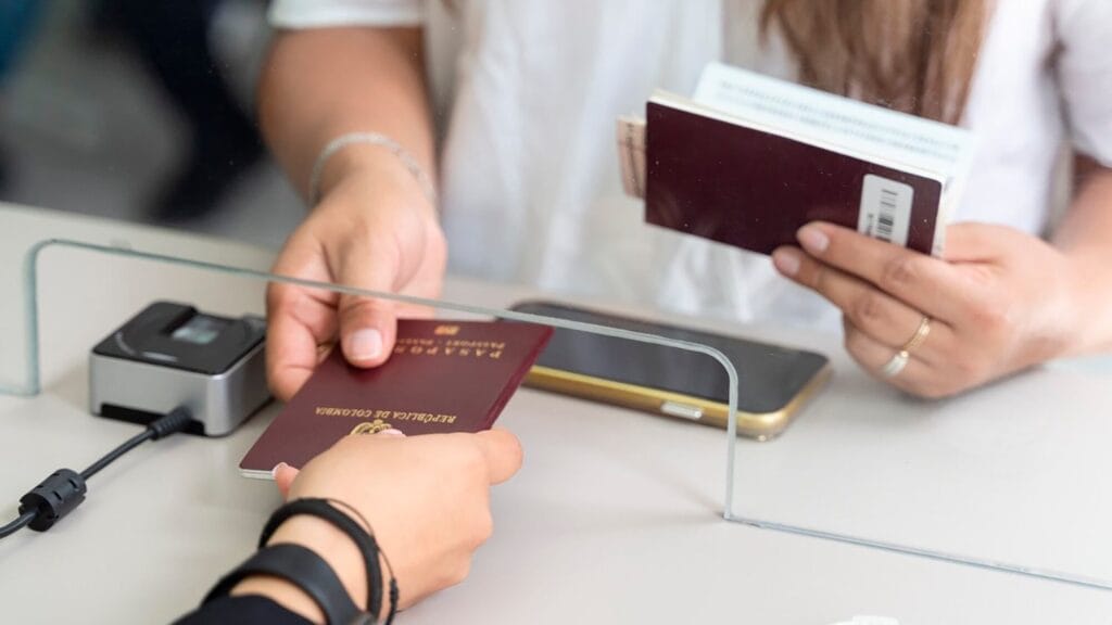 Colombia esquiva la crisis de los pasaportes y firma un convenio de producción con Portugal