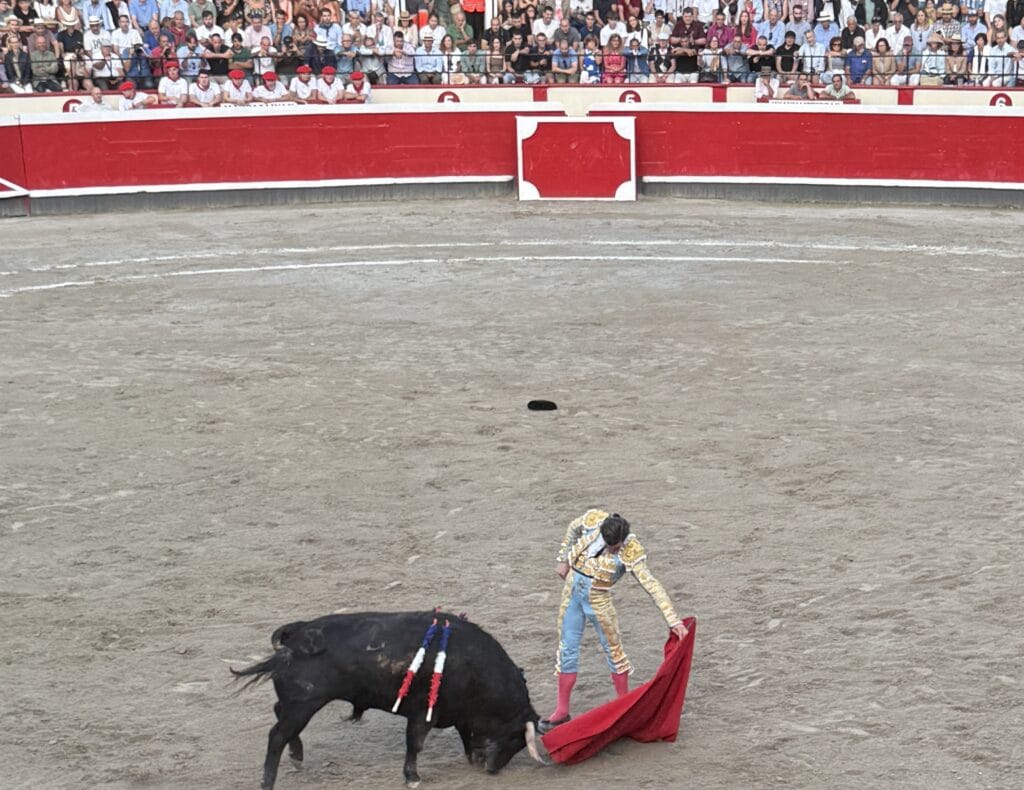 Juan Ortega torea al natural a uno de sus toros.