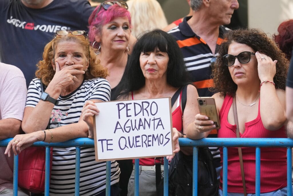 Dos ‘metaleras’ en Ferraz para ver al PSOE telonear a Iron Maiden