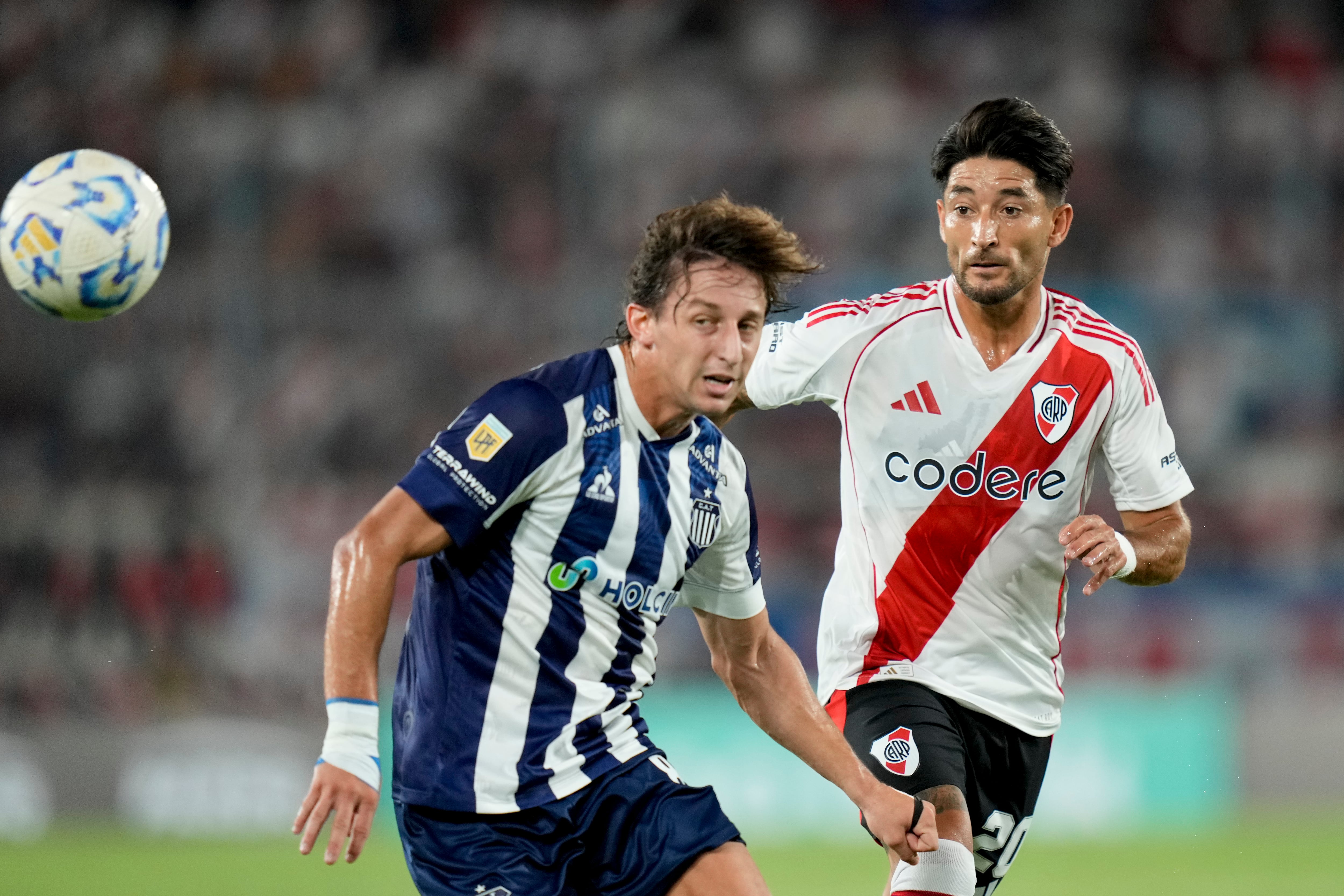 Milton Casco marcando a Matias Galarza Fonda durante un enfrentamiento entre River y Talleres (AP Photo/Jorge Saenz)