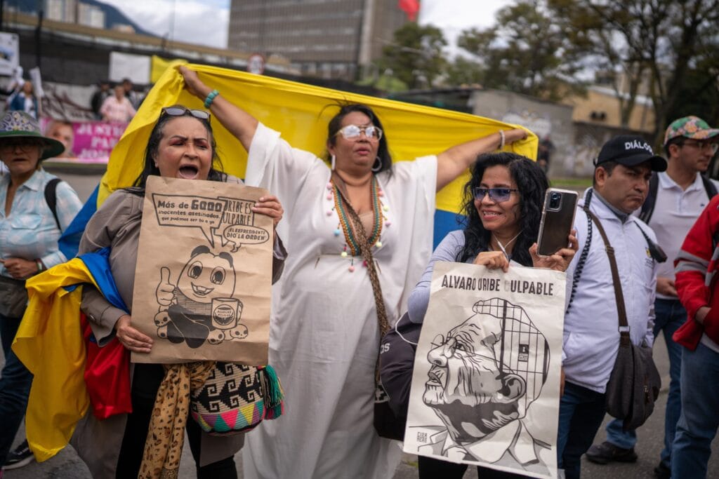 Detractores de Álvaro Uribe protestan frente al complejo judicial de Paloquemao, en Bogotá, el 1 de agosto de 2025.