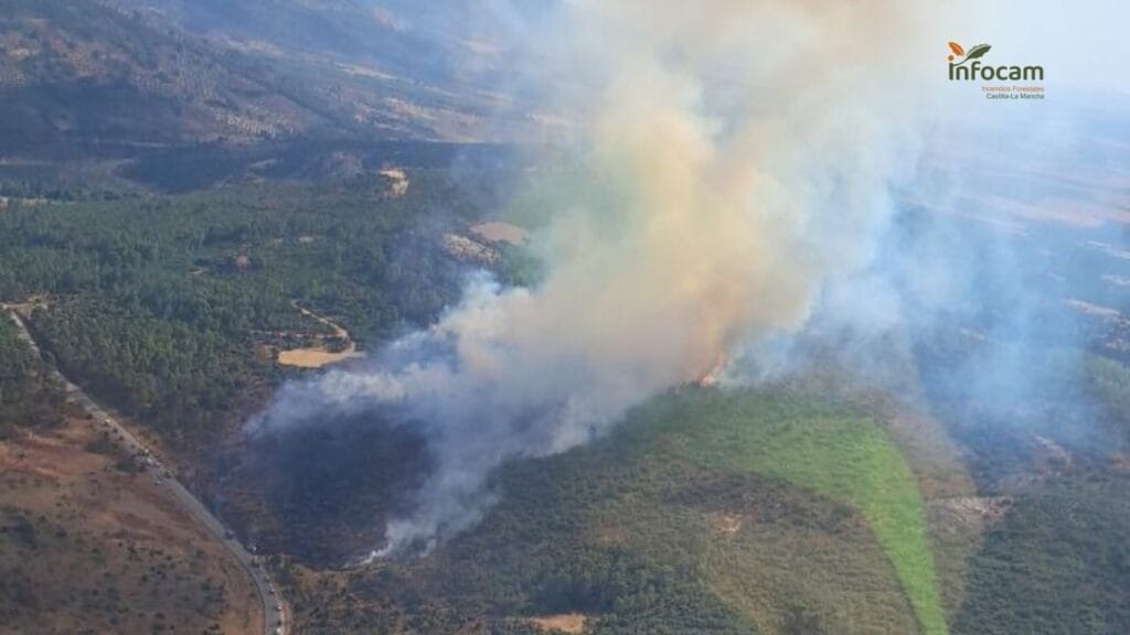 Controlado el incendio que mantenía confinadas a 600 personas en dos balnearios de Albacete